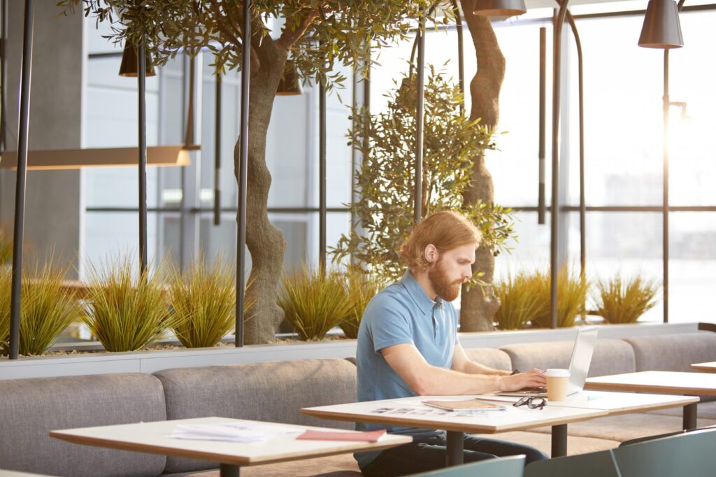 Ergonomia laptopów ma kluczowe znaczenie, szczególnie gdy pracujemy na nich przez wiele godzin każdego dnia