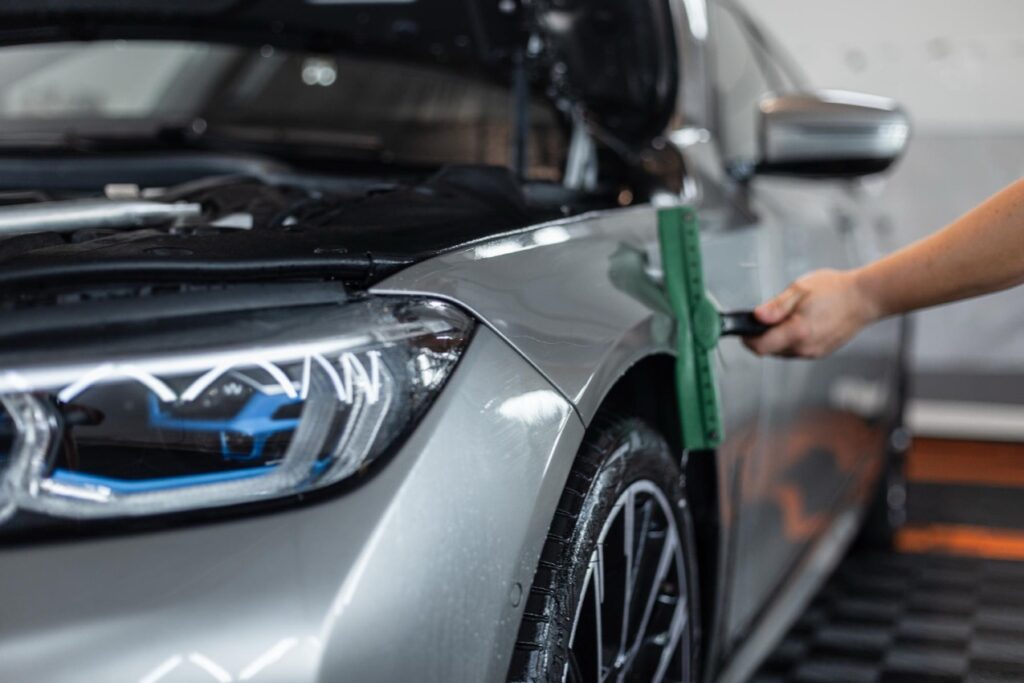 Folia PPF to innowacyjny materiał poliuretanowy stosowany do ochrony powierzchni lakierowanych samochodów