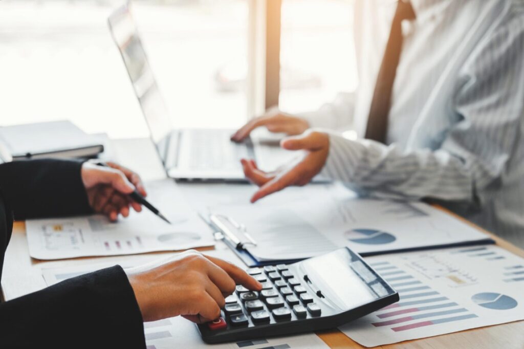 Oprócz bezpośrednich korzyści płynących z automatyzacji księgowości, istnieją również strategie redukcji kosztów, które można zastosować poprzez optymalizację procesów księgowych